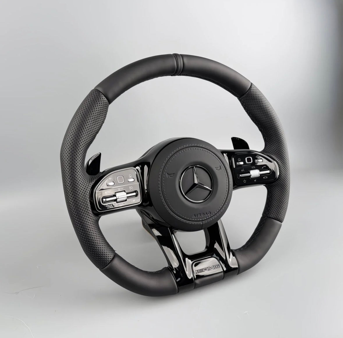Mercedes AMG Performance Lenkrad – perforiertes Leder & Klavierlackoptik