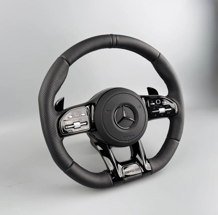 Mercedes AMG Performance Lenkrad – perforiertes Leder & Klavierlackoptik