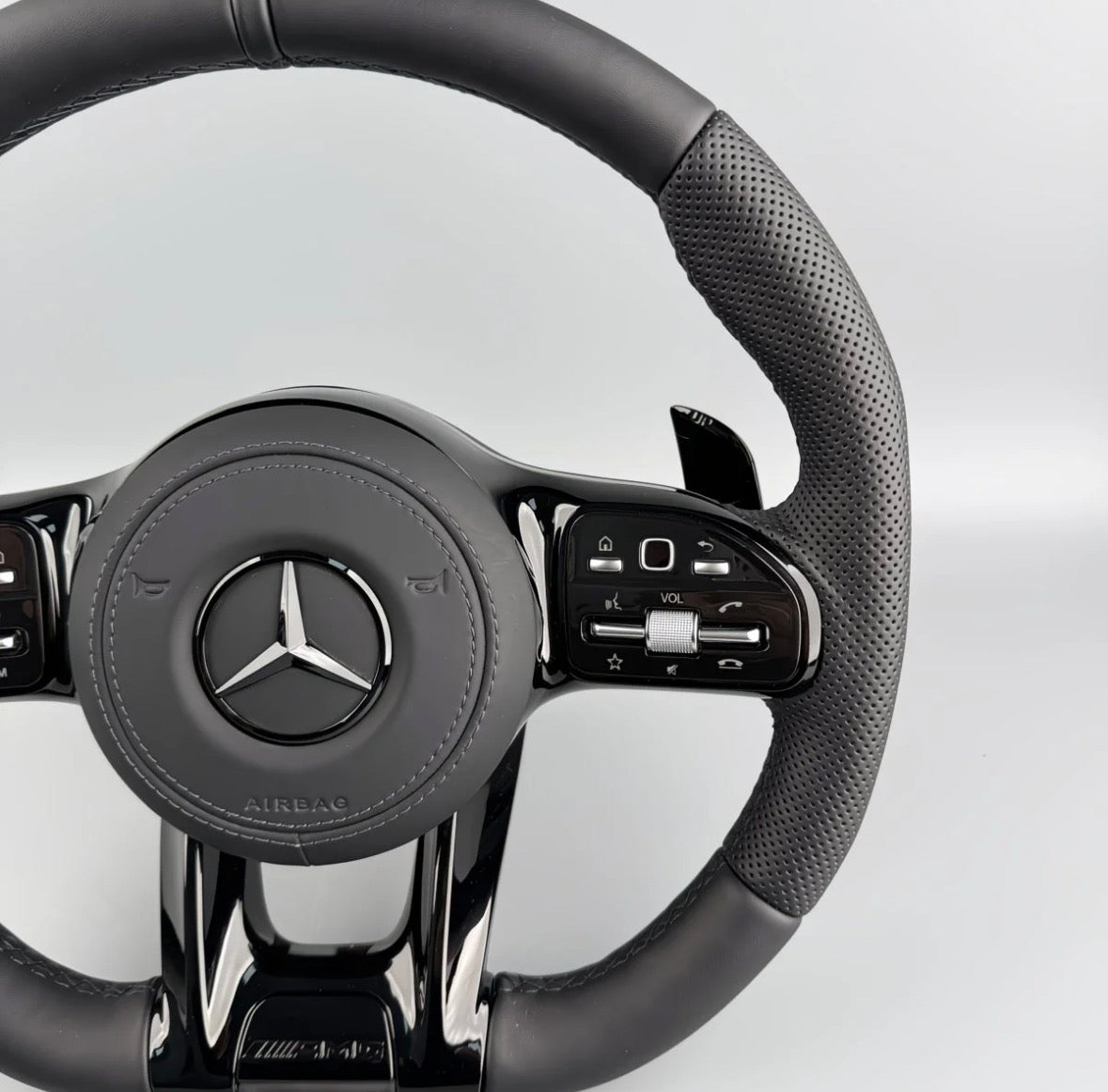 Mercedes AMG Performance Lenkrad – perforiertes Leder & Klavierlackoptik