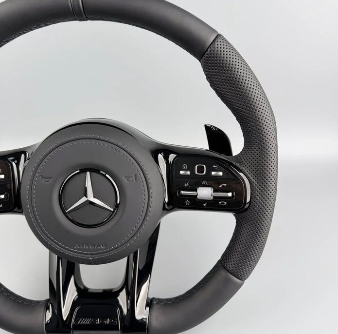 Mercedes AMG Performance Lenkrad – perforiertes Leder & Klavierlackoptik