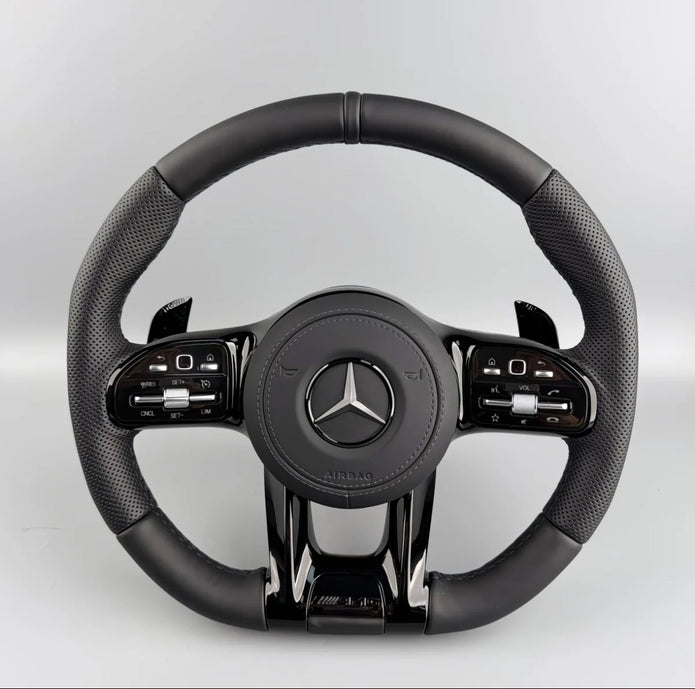 Mercedes AMG Performance Lenkrad – perforiertes Leder & Klavierlackoptik