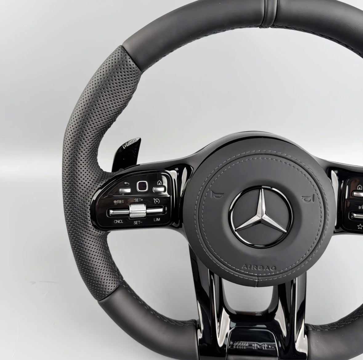 Mercedes AMG Performance Lenkrad – perforiertes Leder & Klavierlackoptik